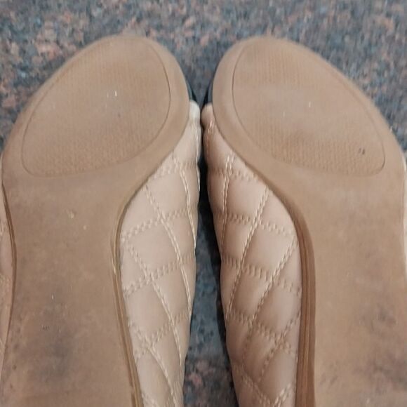 Tory Burch Quilted Tan and Black Flats..SIZE 8.5 - Picture 8 of 10